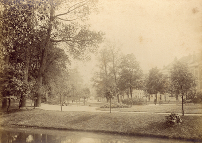 222825 Gezicht op het singelplantsoen aan het Lucasbolwerk te Utrecht.